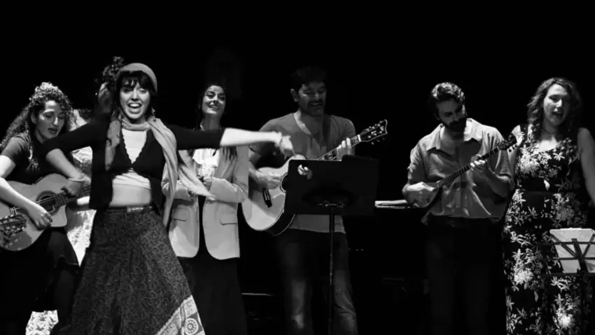 İzmir’de biletli değil ‘takaslı’ konser: Arkadaş Band sahnede haberinin görseli