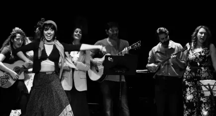 İzmir’de biletli değil ‘takaslı’ konser: Arkadaş Band sahnede