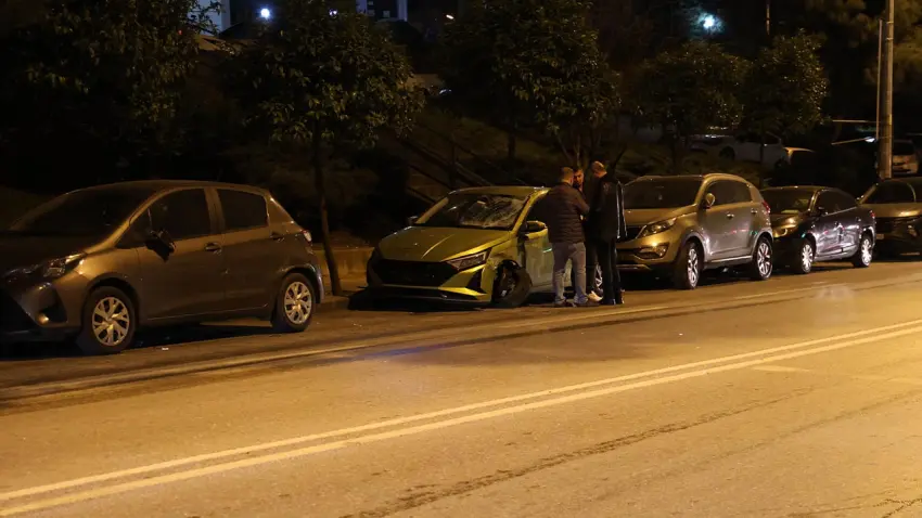 İzmir’de kaza: Motosiklete ve 5 araca çarptı, otomobilini bırakıp kaçtı