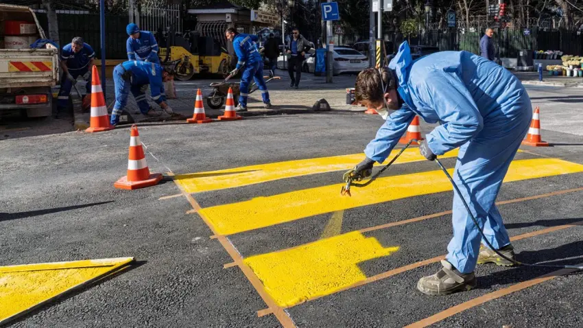 İzmir’de yaya güvenliği ön planda: Vasıf Çınar Bulvarı’nda yükseltilmiş yaya geçidi oluşturdu haberinin görseli
