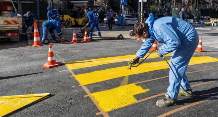 İzmir’de yaya güvenliği ön planda: Vasıf Çınar Bulvarı’nda yükseltilmiş yaya geçidi oluşturdu