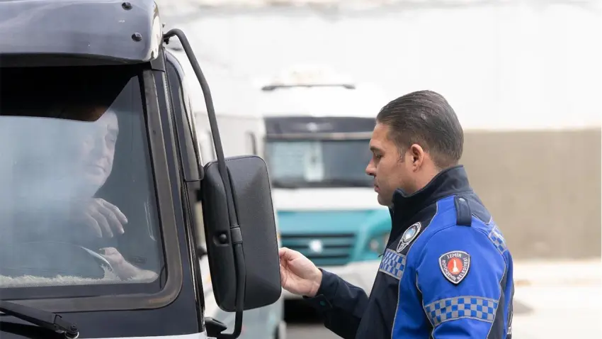 İzmir zabıtası 2 yılda 150 binden fazla işyerini denetledi haberinin görseli