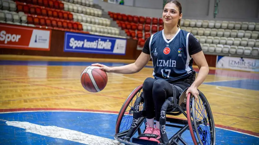 İzmirli sporcu sakatlığa rağmen parkede mücadeleyi bırakmadı haberinin görseli