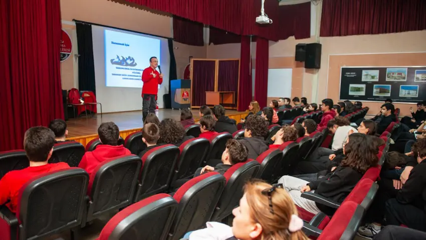 Karşıyakalı gençler afetlere karşı bilinçleniyor haberinin görseli