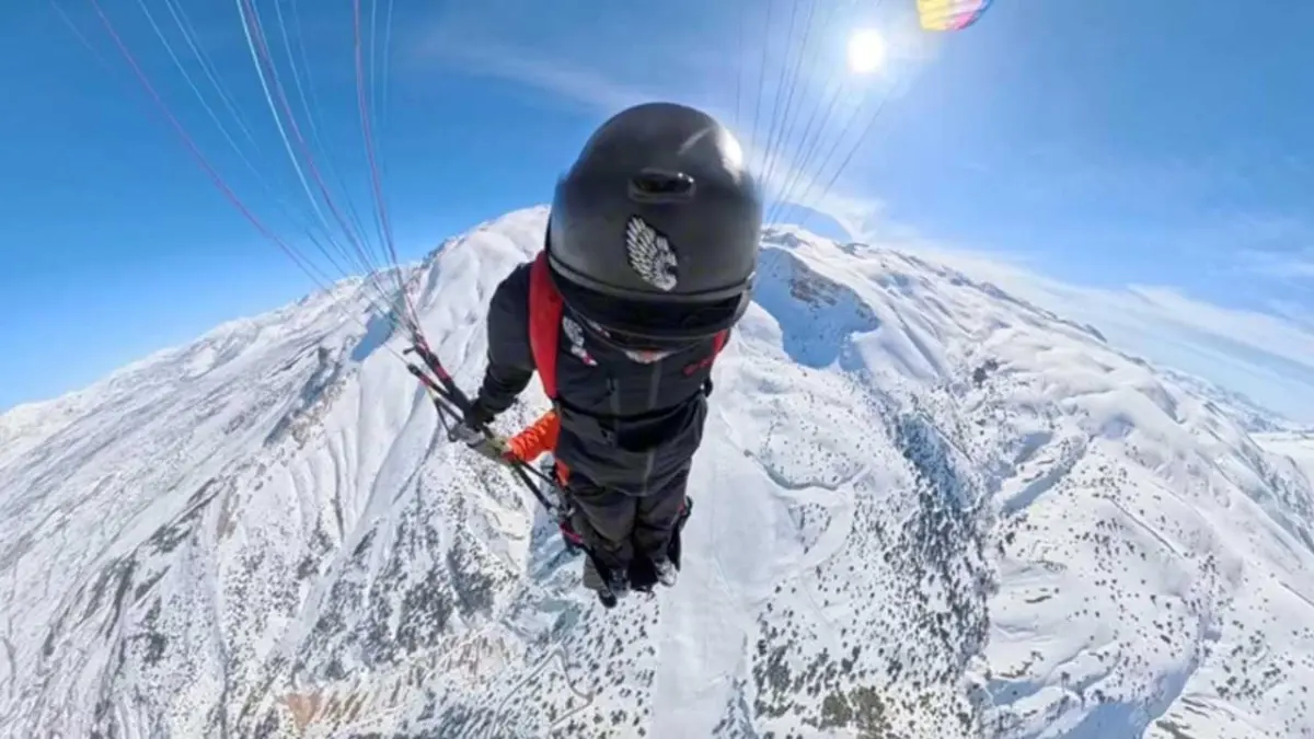 Yarasa adam Ergan Dağı Kayak Merkezi'nde uçtu görseli