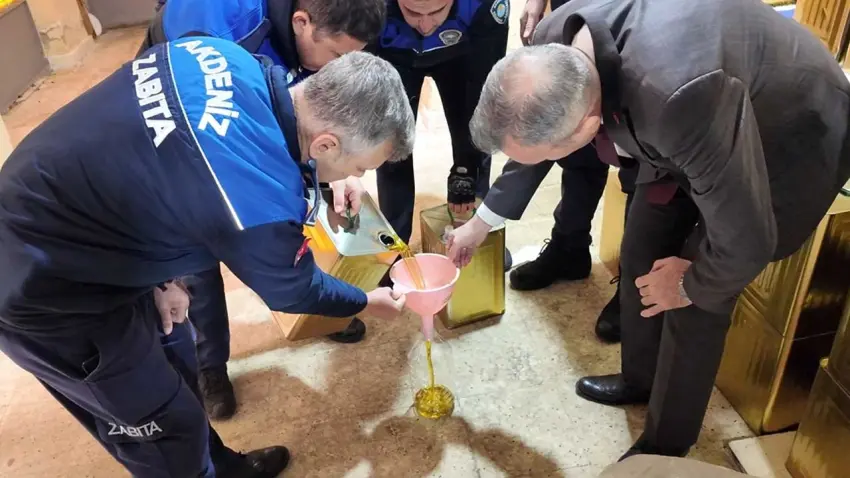  Zeytinyağı diye kimyasal satacaklardı: 249 teneke sahte yağ ele geçirildi haberinin görseli