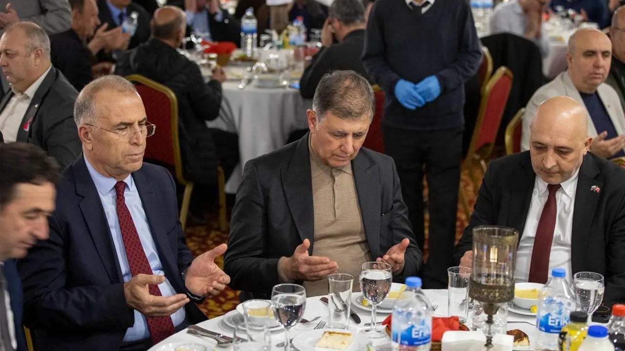 Başkan Tugay, Bulgaristan göçmenleriyle iftar sofrasında: Biz biriz, beraberiz