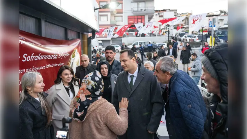 Bornova’da iftar bereketi: Başkan Eşki vatandaşlarla aynı sofrada buluştu haberinin görseli