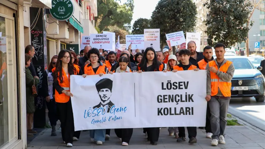 İzmir’de LÖSEV gönüllüleri farkındalık yürüyüşü gerçekleştirdi haberinin görseli