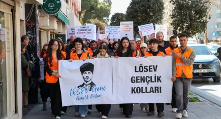 İzmir’de LÖSEV gönüllüleri farkındalık yürüyüşü gerçekleştirdi