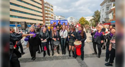 Konak’ta 8 Mart coşkusu: Kadın emeği ve dayanışması sokaklara taştı