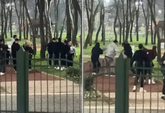 Liseli öğrenciler parkta tekmeli yumruklu kavga etti: Seni mermi manyağı yapacağım!