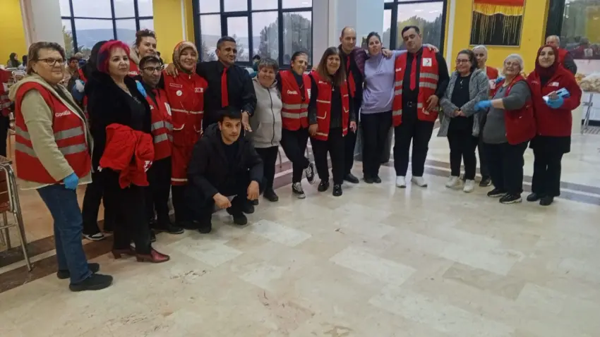 Türk Kızılay Urla’dan üniversitede ‘Anne Elinden Sıcak Yemek’ iftarı haberinin görseli