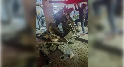 Bodrum’da Otomobil Lastik Mağazasına Çarptı: 1’i Ağır 3 Yaralı