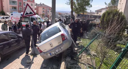 El Freni Çekilmeyen Otomobil Bir Aileyi Yasa Boğdu