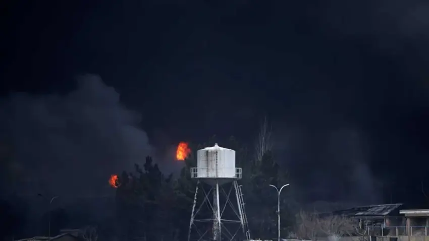 İran'daki petrol deposundan dumanlar yükseliyor haberinin görseli