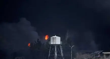 İran'daki petrol deposundan dumanlar yükseliyor