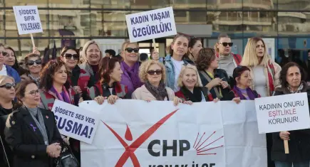 İzmir’den 8 Mart haykırışı: Karanlığı mücadelemizle aydınlatacağız!