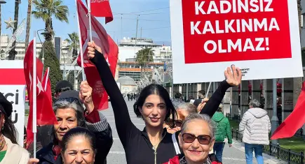İzmir’den İran’a 8 Mart selamı: İran’ın savaşı tüm insanlığın savaşıdır