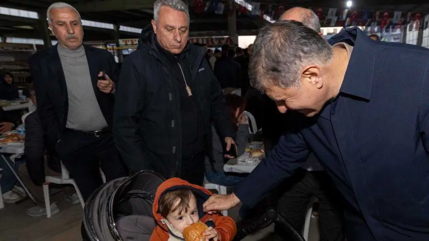 Menemen’de ramazan bereketi: Başkan Tugay Asarlık’ta gönül sofrasına konuk oldu haberinin görseli