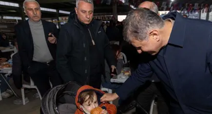 Menemen’de ramazan bereketi: Başkan Tugay Asarlık’ta gönül sofrasına konuk oldu