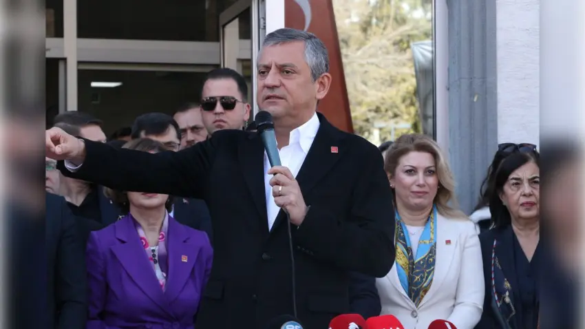 Özgür Özel’den esnaf ve emekliye mesaj: İktidarımızda yüzleri gülecek haberinin görseli