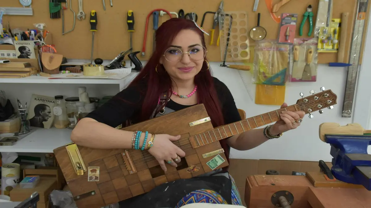 Türkiye’nin ilk diplomalı kadın kanun ustası İzmir'den görseli