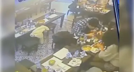 Yemeğinden çıkan böcek dudağını ısırdı, restorandan şikayetçi oldu