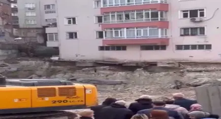 Bahçelievler’de korku dolu dakikalar: İnşaat kazısında toprak kaydı, 4 katlı bina tahliye edildi!