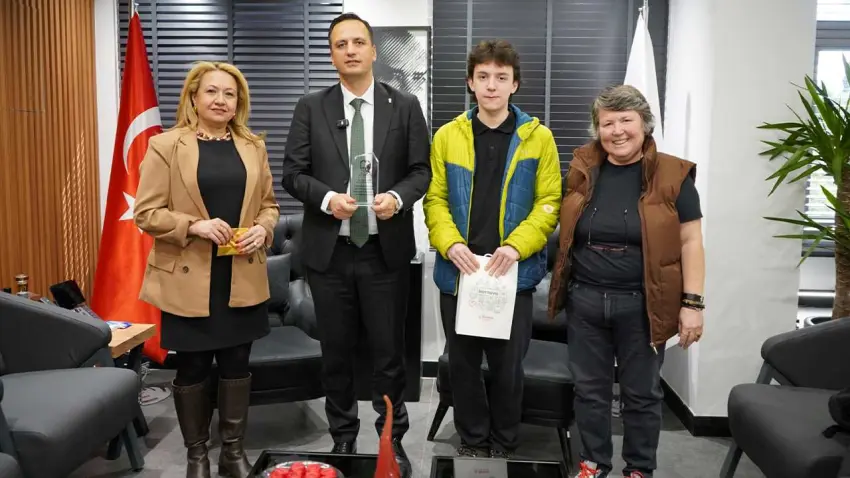 Bornovalı başarılı öğrencilerden Başkan Eşki’ye ziyaret