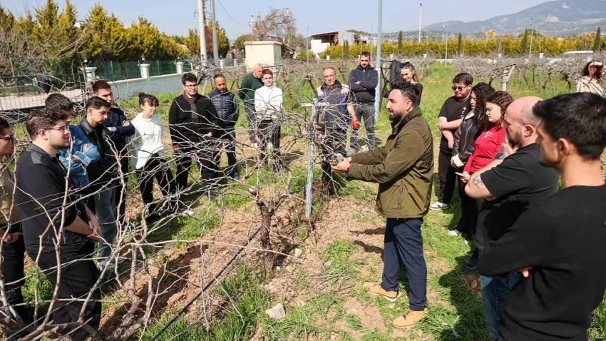 Buca’da üzüm bağları öğrenciler için açık hava sınıfına dönüştü haberinin görseli