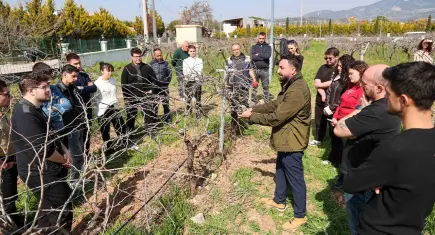 Buca’da üzüm bağları öğrenciler için açık hava sınıfına dönüştü