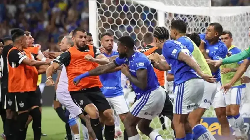 Cruzeiro-Atlético Mineiro finalinde yumruklar ve tekmeler havada uçuştu: 23 kırmızı kart haberinin görseli