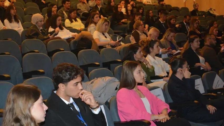 Ege Üniversitesinde “Cam Tavan” paneli: Kadın liderler deneyimlerini paylaştı haberinin görseli