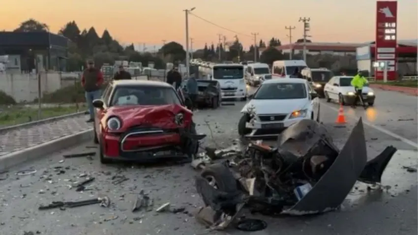 İzmir’de virajı alamayan otomobil zincirleme kazaya yol açtı haberinin görseli