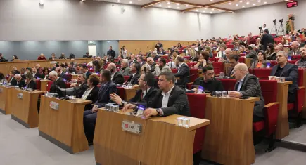 İzmir Meclisi’nde tansiyon yükseldi: ‘Haddini bil’ çıkışı