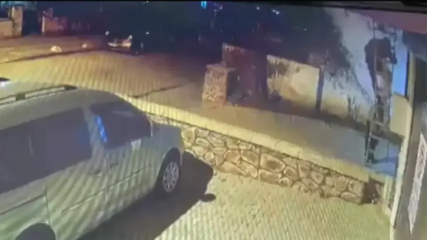 Merdivenle girdikleri evde yaşlı kadını ve bakıcısını bağladılar, altınları çalıp kaçtılar! haberinin görseli