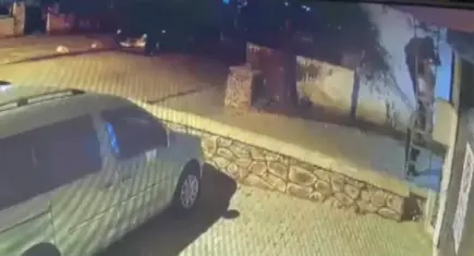 Merdivenle girdikleri evde yaşlı kadını ve bakıcısını bağladılar, altınları çalıp kaçtılar!