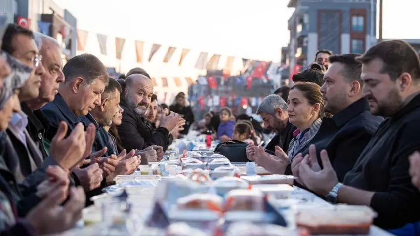 Çamdibi’nde binlerce kişi bir sofrada buluştu haberinin görseli