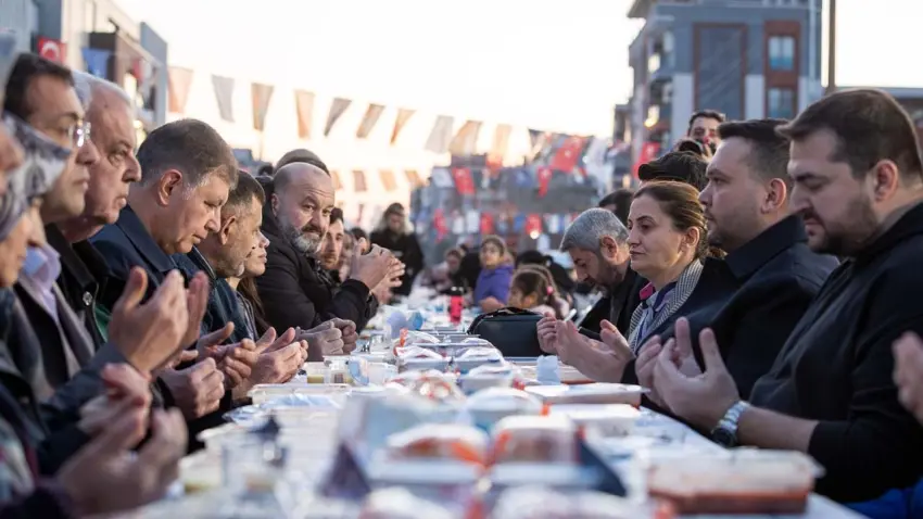 Çamdibi’nde binlerce kişilik iftar sofrası: Başkan Tugay yurttaşlarla buluştu