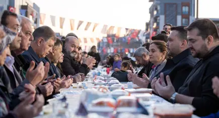 Çamdibi’nde binlerce kişilik iftar sofrası: Başkan Tugay yurttaşlarla buluştu