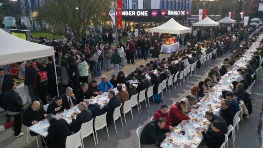 Ege Üniversitesi’nde binlerce kişilik iftar sofrası