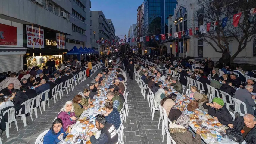 İzmir Büyükşehir Belediyesi'nin iftar sofrası Kemeraltı'nda kuruldu haberinin görseli