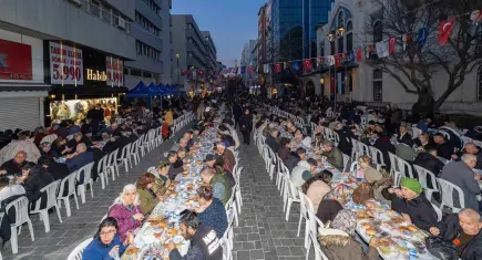 İzmir Büyükşehir Belediyesi'nin iftar sofrası Kemeraltı'nda kuruldu