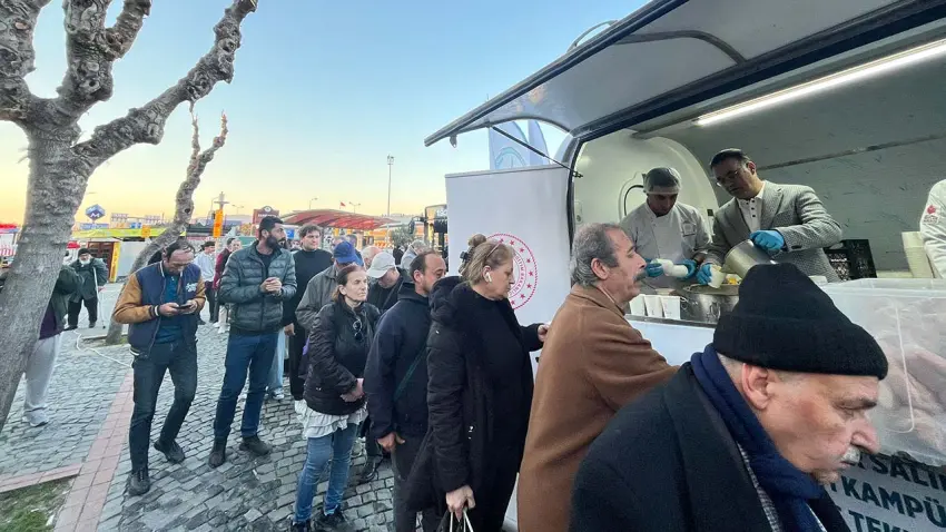 İzmir’de meslek lisesi öğrencilerinden bin kişilik iftar 