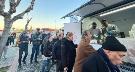 İzmir’de meslek lisesi öğrencilerinden bin kişilik iftar 