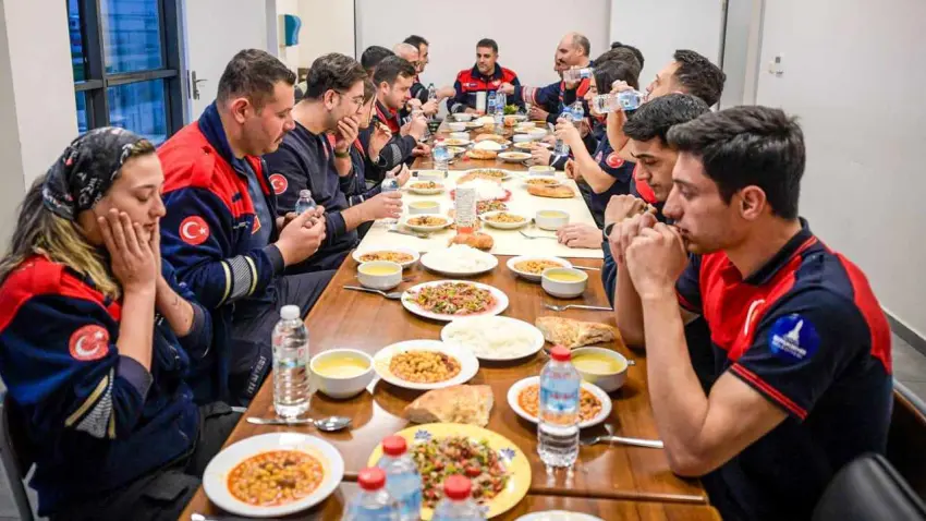 İzmir İtfaiyesi iftarı da görevi de aksatmıyor