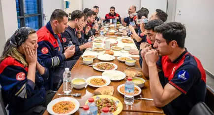 İzmir İtfaiyesi iftarı da görevi de aksatmıyor