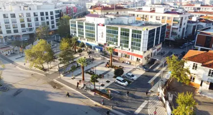 Menderes Belediyesi’nden çocuklara bayram şenliği