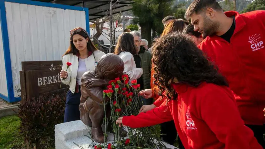 Karanfil bırakıldı